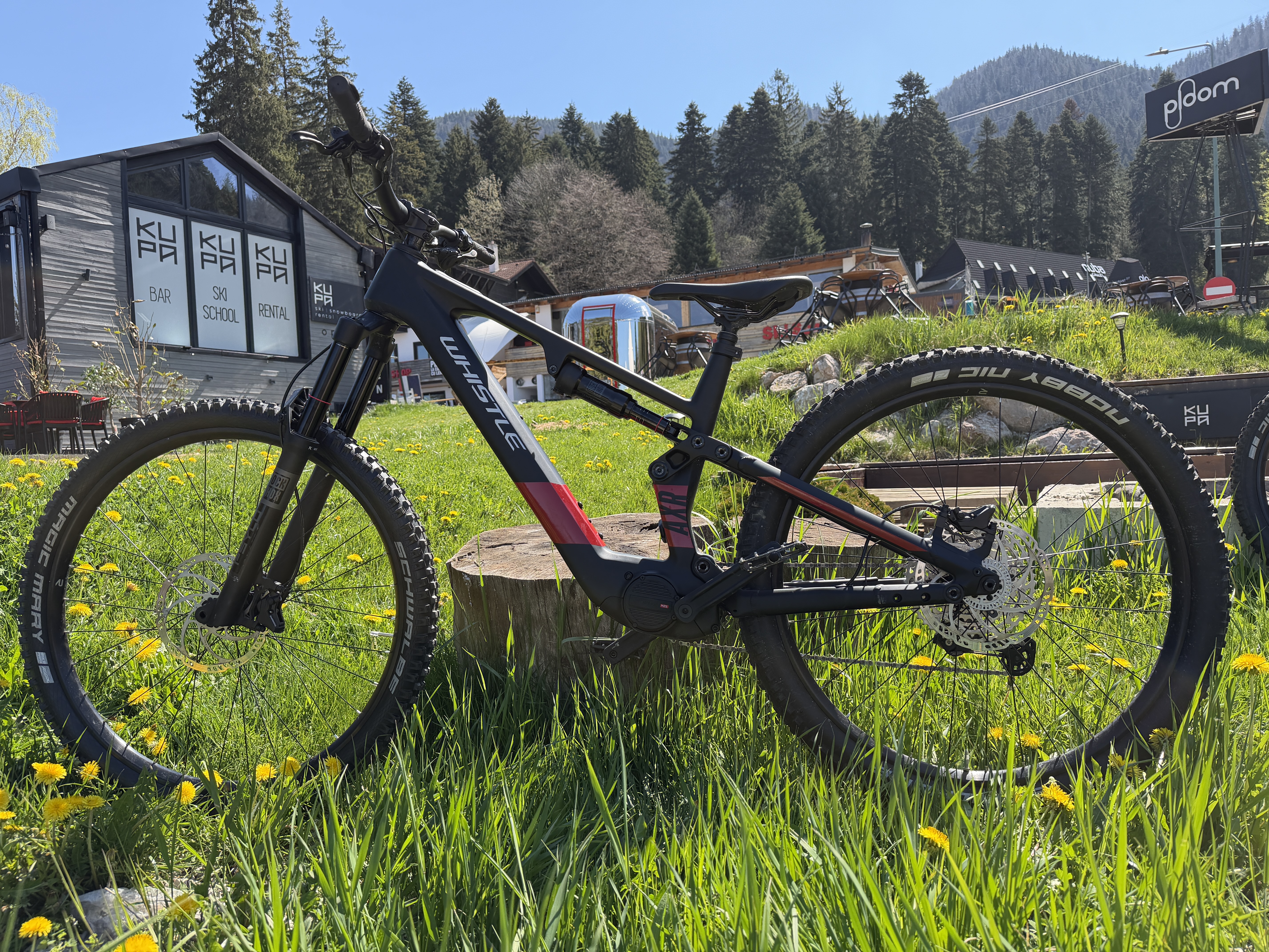 Whistle AXR cu motor Avinox la baza gondolei din Poiana Brașov
