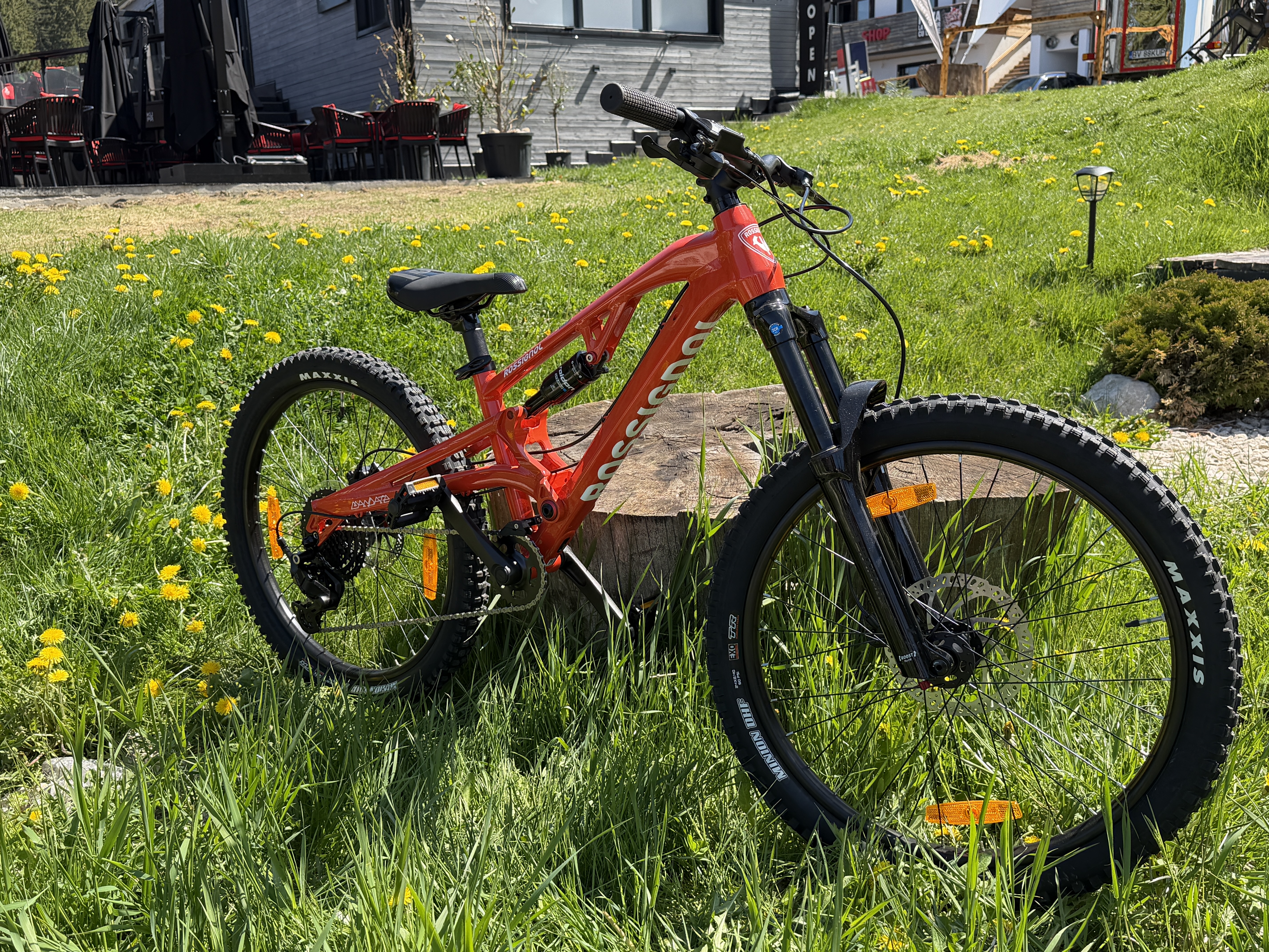 Copil pe Rossignol Trail 20" full-suspension pe potecă