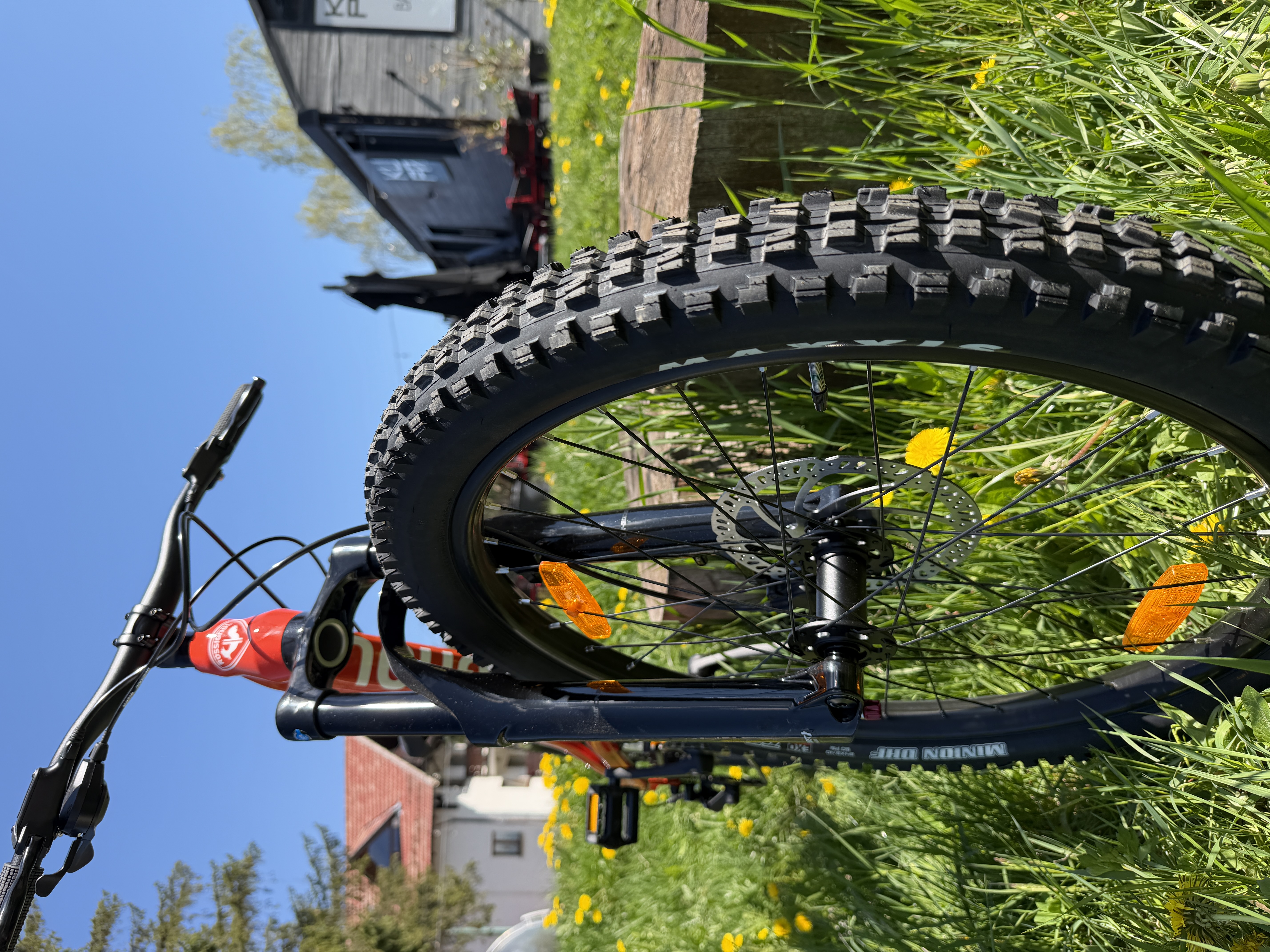 Copil pe Rossignol Trail 20" full-suspension pe potecă