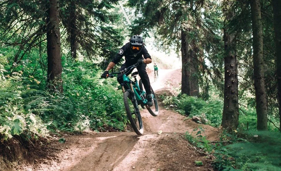 Ciclist pe traseul Flow & Fun din zona Bikepark Postăvaru